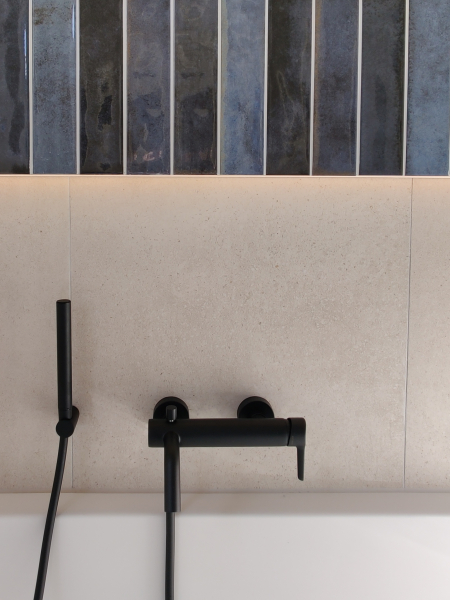 La Finesse lot 2, badkamer, bad met verlichting en kranen