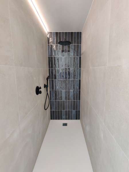 La Finesse lot 2, badkamer, douch met verlichting en kranen